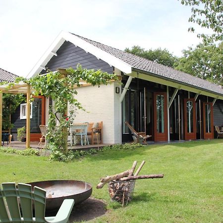 Erichem Familiehuis De Betuwe Met Prive Kunstgras Tennisbaan En Sauna 빌라 외부 사진