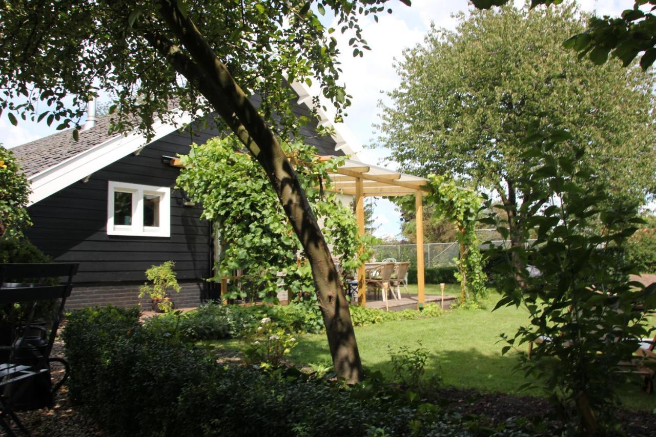 Erichem Familiehuis De Betuwe Met Prive Kunstgras Tennisbaan En Sauna 빌라 외부 사진