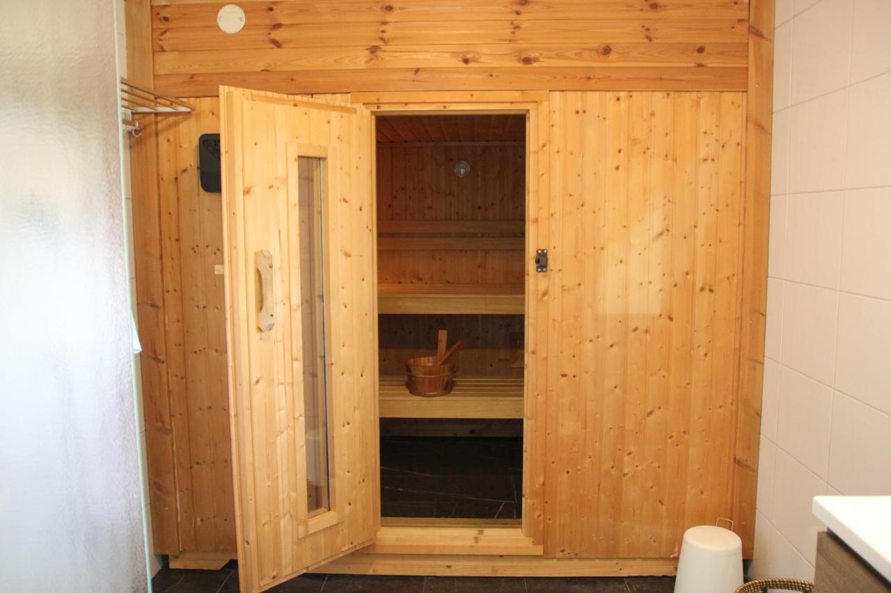 Erichem Familiehuis De Betuwe Met Prive Kunstgras Tennisbaan En Sauna 빌라 외부 사진
