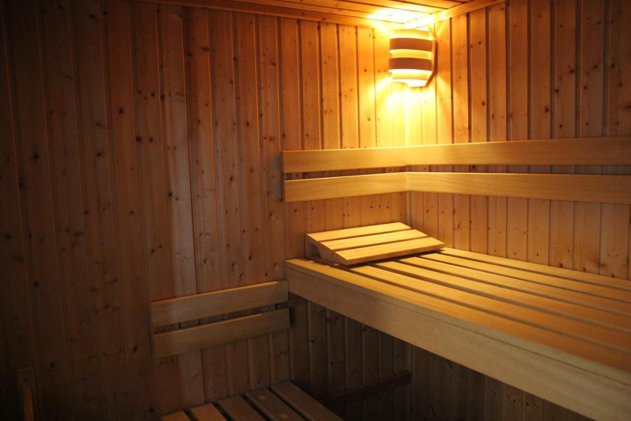 Erichem Familiehuis De Betuwe Met Prive Kunstgras Tennisbaan En Sauna 빌라 외부 사진