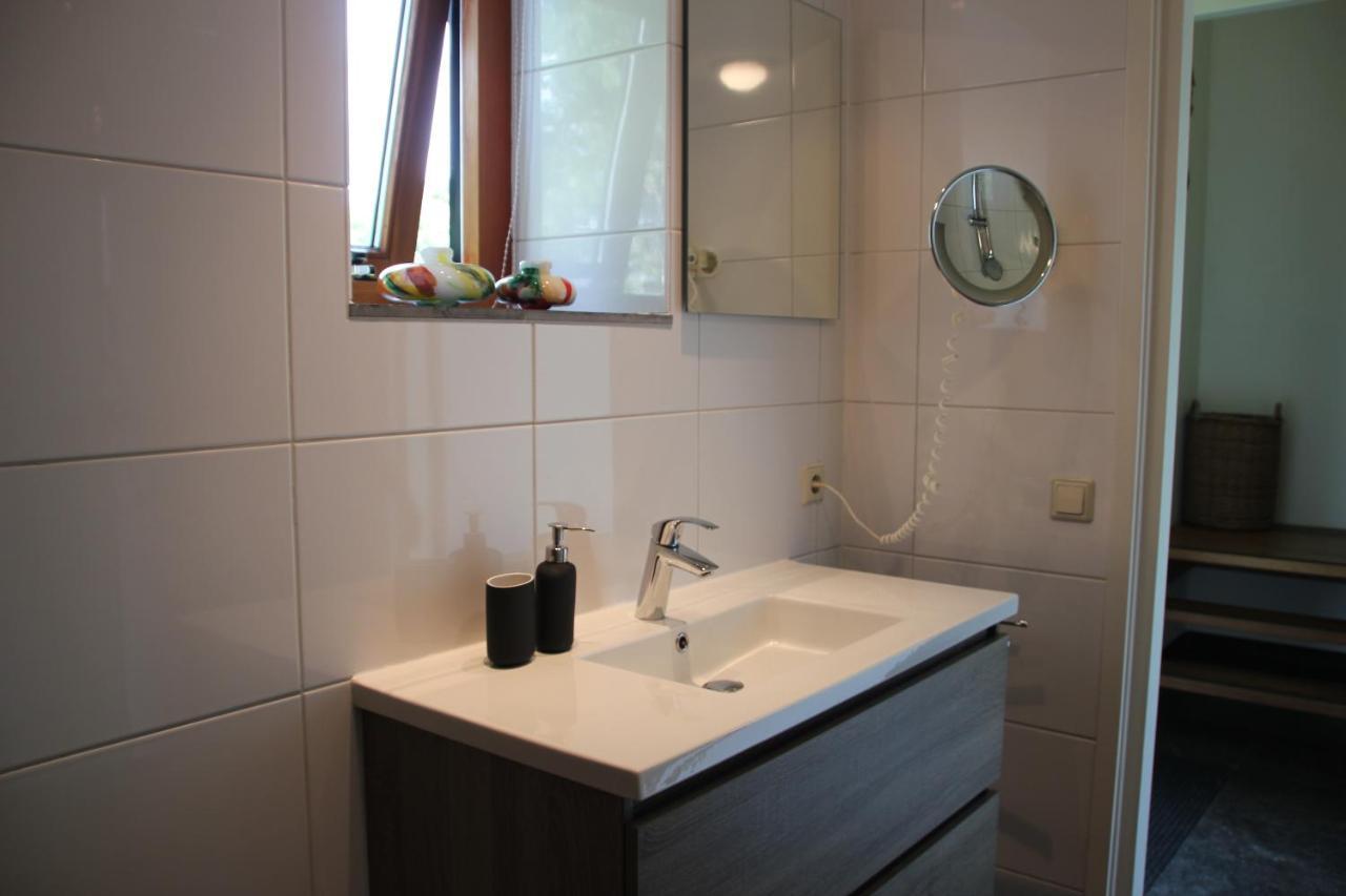 Erichem Familiehuis De Betuwe Met Prive Kunstgras Tennisbaan En Sauna 빌라 외부 사진