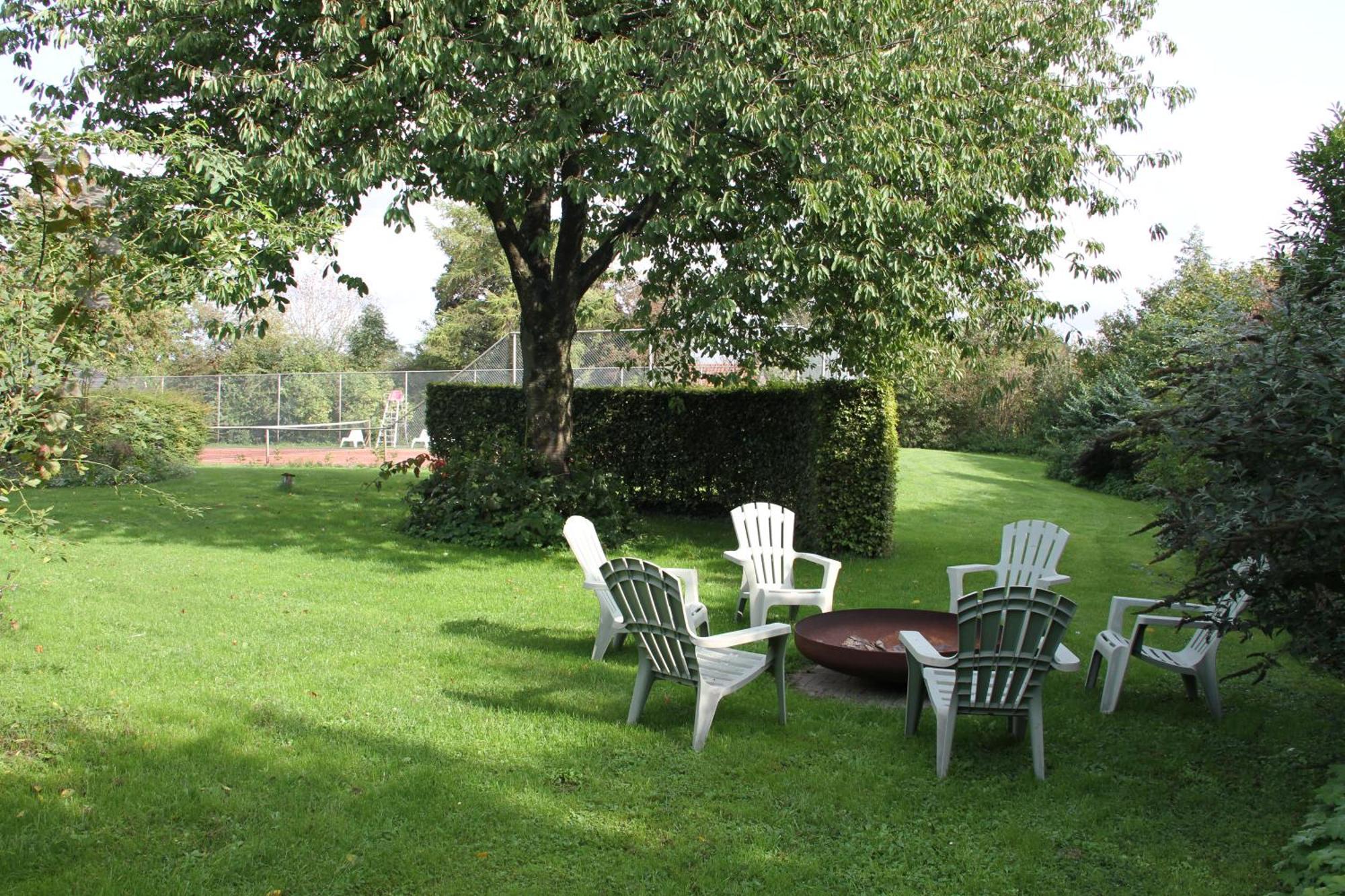 Erichem Familiehuis De Betuwe Met Prive Kunstgras Tennisbaan En Sauna 빌라 외부 사진