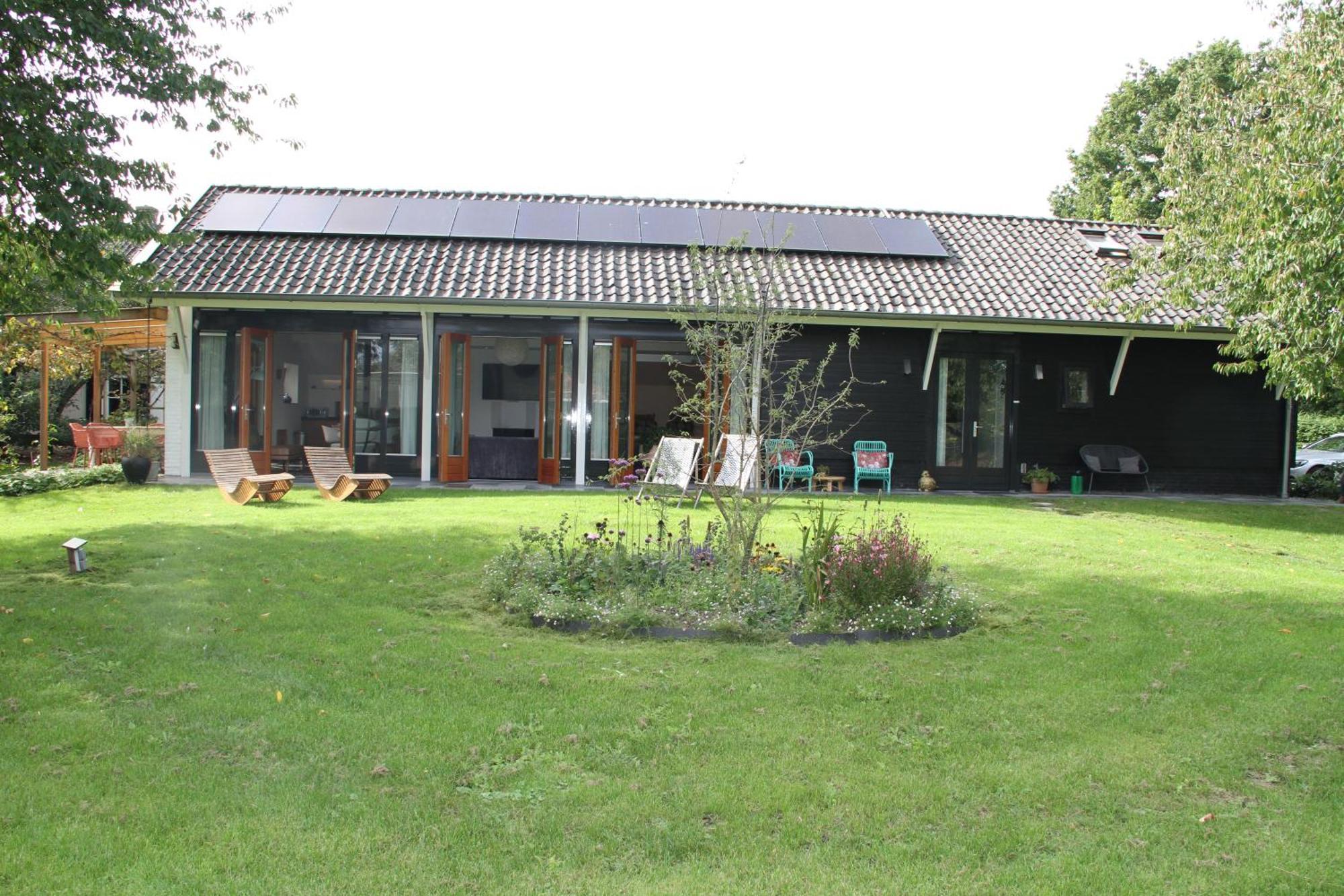 Erichem Familiehuis De Betuwe Met Prive Kunstgras Tennisbaan En Sauna 빌라 외부 사진