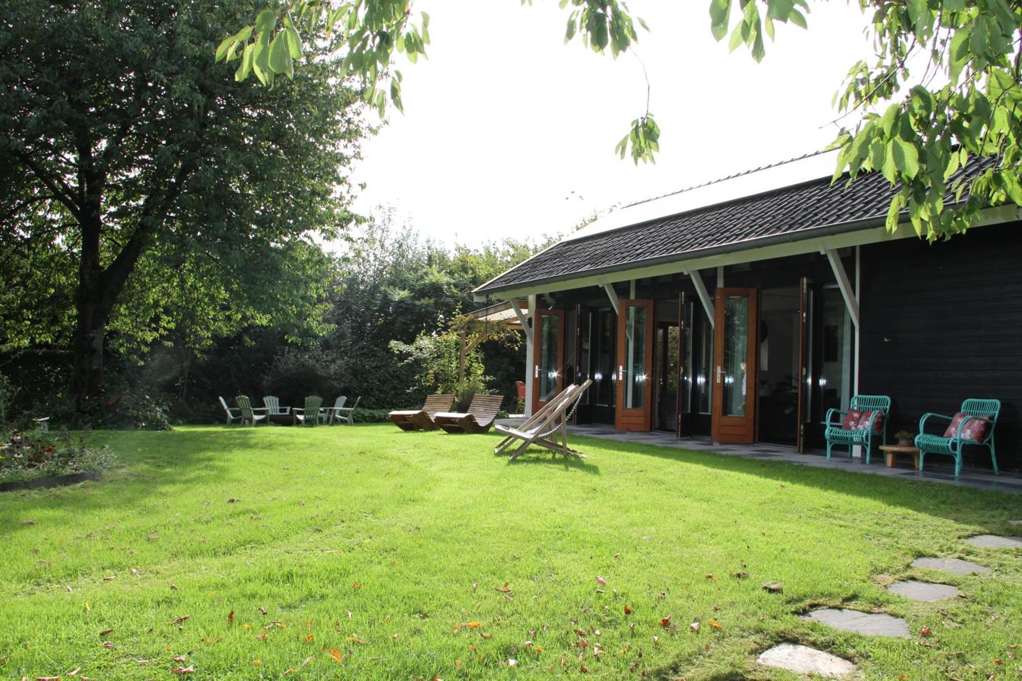 Erichem Familiehuis De Betuwe Met Prive Kunstgras Tennisbaan En Sauna 빌라 외부 사진